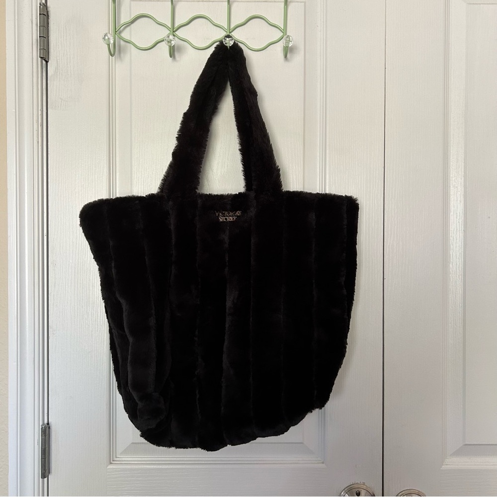 🎉HP🎊🆕Black Fuzzy Victoria’s Secret Tote
